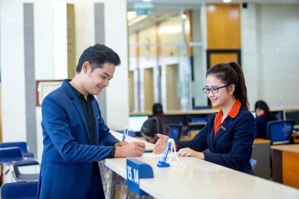 Khách hàng tìm hiểu lãi suất vay mua nhà tại ngân hàng.