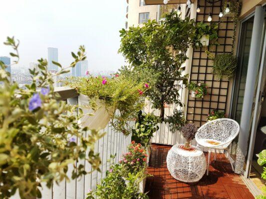 Ban công căn hộ chung cư đón ánh sáng tự nhiên và sinh khí