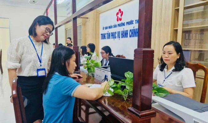 Cán bộ kiểm tra hồ sơ đất đai trong quá trình giải quyết thủ tục hành chính, hướng tới giảm tình trạng trả hồ sơ nhiều lần.