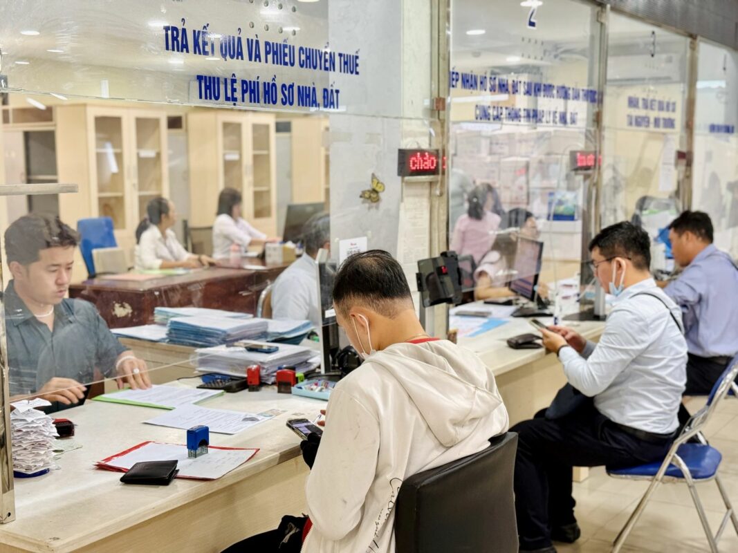 Người dân thực hiện thủ tục đất đai tại bộ phận một cửa, trong bối cảnh các địa phương được yêu cầu minh bạch quy trình giải quyết hồ sơ.