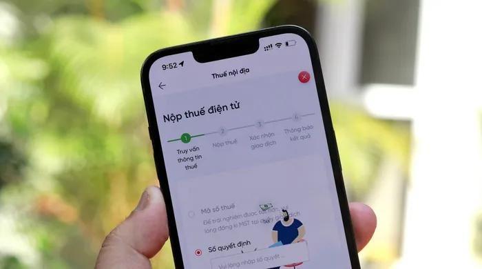Người dân sử dụng điện thoại để tra cứu và nộp thuế sử dụng đất phi nông nghiệp